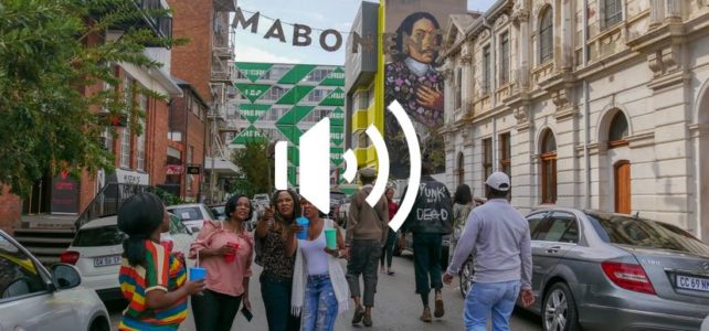 Vier Mädchen stehen auf einer Straße und machen ein Foto von sich
